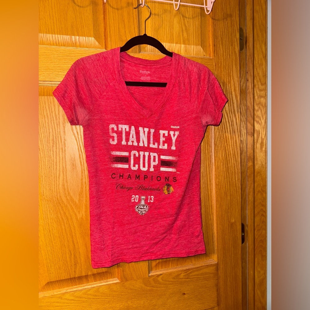 REEBOK Chicago Blackhawks V Neck TShirt